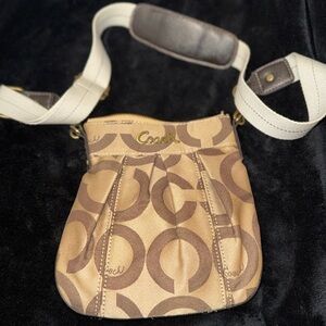 Coach Crossbody Women's Small bag. (No zipper)